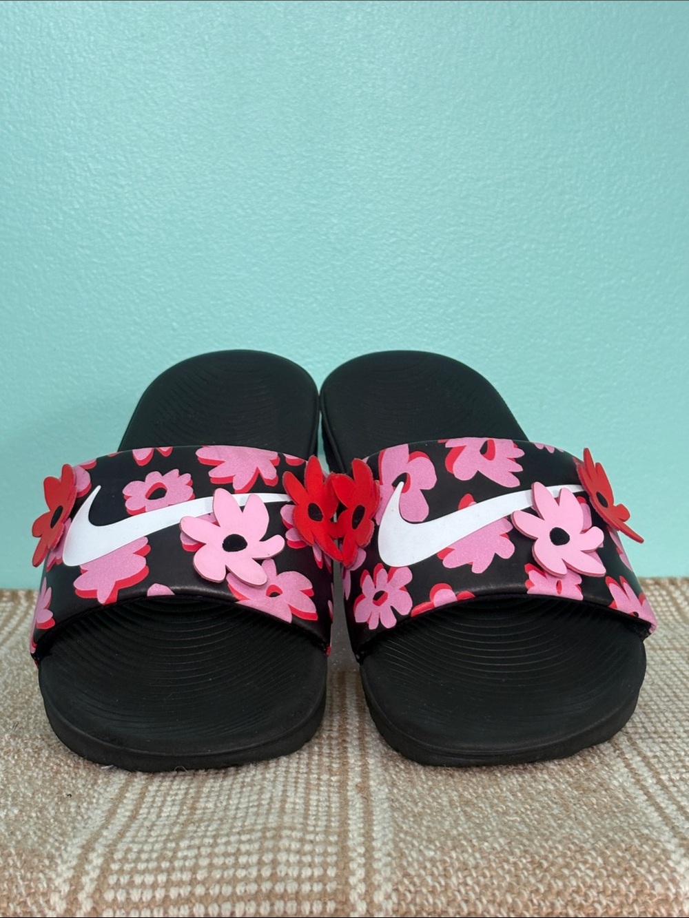 Nike Kid’s Kawa SE Vibrant Floral Pattern Slide. 3-D flower Appliqués. Size— 4 Y